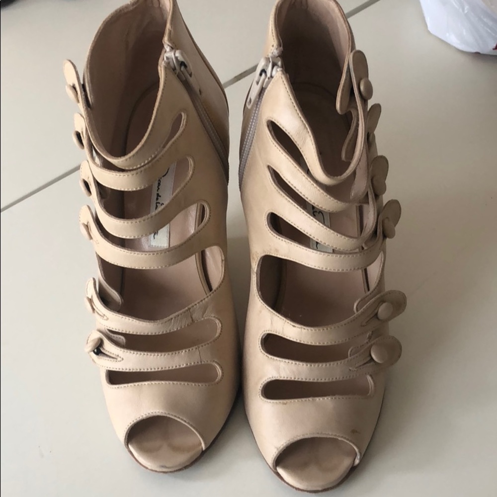 Oscar De La Renta beige soft leather wedge